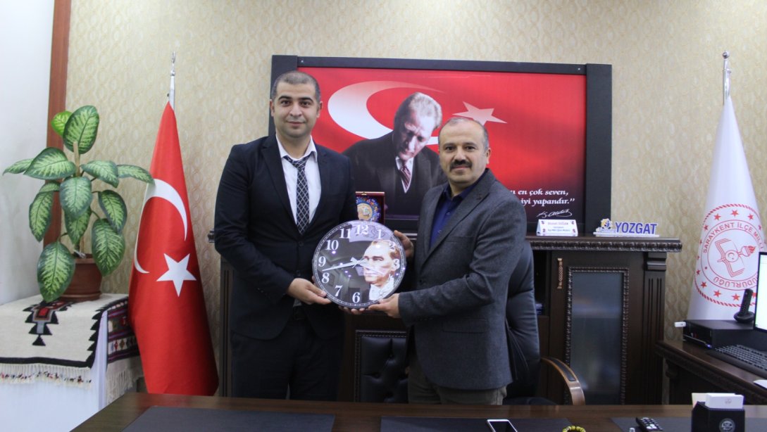 Gençlik ve Spor İlçe Müdürümüz  Mehmet Ali Göğüş , İlçe Milli Eğitim Müdürümüz Sayın Ahmet DOĞAN'ı ziyaret ederek Öğretmenler Günü'nü kutladı.