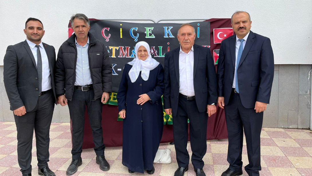 ÇEDES Projesi kapsamında İlçemiz Çiçekli Fatma Ali İçen İlk-Ortaokulunda Filistin'e destek amaçlı kermes düzenlendi.