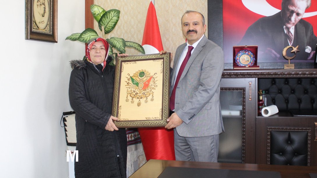 Şehidimizin değerli eşi Nafiye ESER,  İlçe Milli Eğitim Müdürümüz Ahmet DOĞAN'ı ziyaret etti.