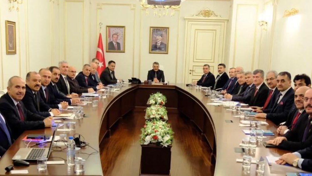 Valimiz Mehmet Ali Özkan başkanlığında ilimiz genelinde eğitimde yapılan ve yapılacak olan çalışma ve yatırımların değerlendirildiği toplantı düzenlendi.