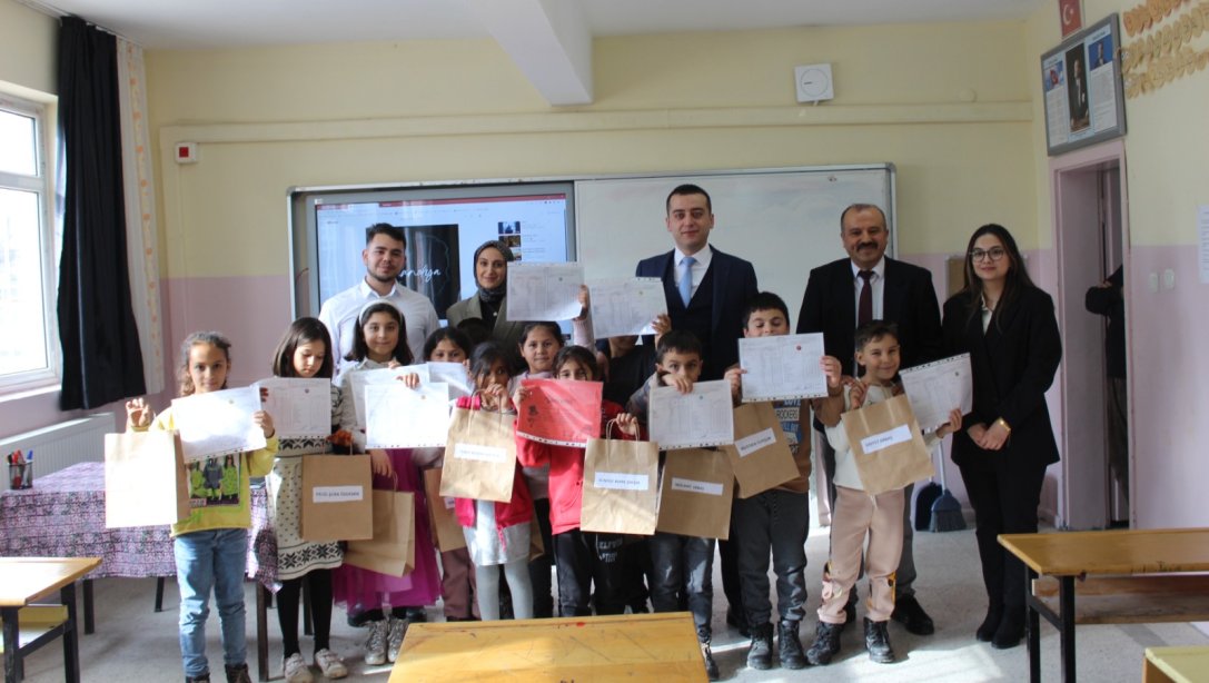 Kaymakamımız Sayın Osman KURT ve İlçe Milli Eğitim Müdürümüz Ahmet DOĞAN, Dedefakılı  İlkokulu'nda düzenlenen karne dağıtım programına katıldı.