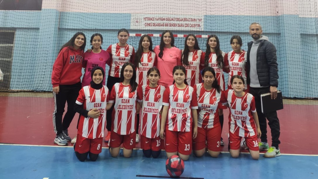 Futsal müsabakalarına katılan Şehit Beytullah Yeşilay İmam Hatip Ortaokulu kız futsal takımımıza finalde başarılar dileriz. Haydi Çocuklar, Size Şampiyonluk Yakışır!