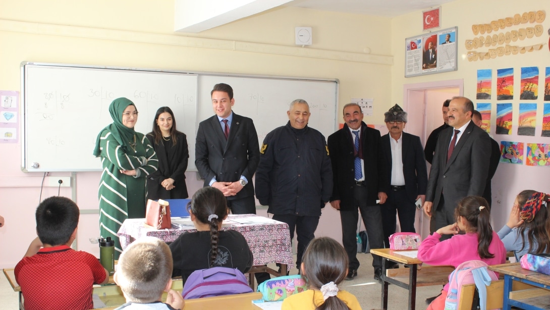 Kaymakamımız Sayın Mete ÖZTÜRK, beraberinde Dedefakılı Belediye Başkanı Haydar Coşkun, İlçe Milli Eğitim Müdürü Ahmet Doğan ve Kurum Amirleri  ile birlikte ilçemiz Dedefakılı İlkokulunu  ziyaret etti.