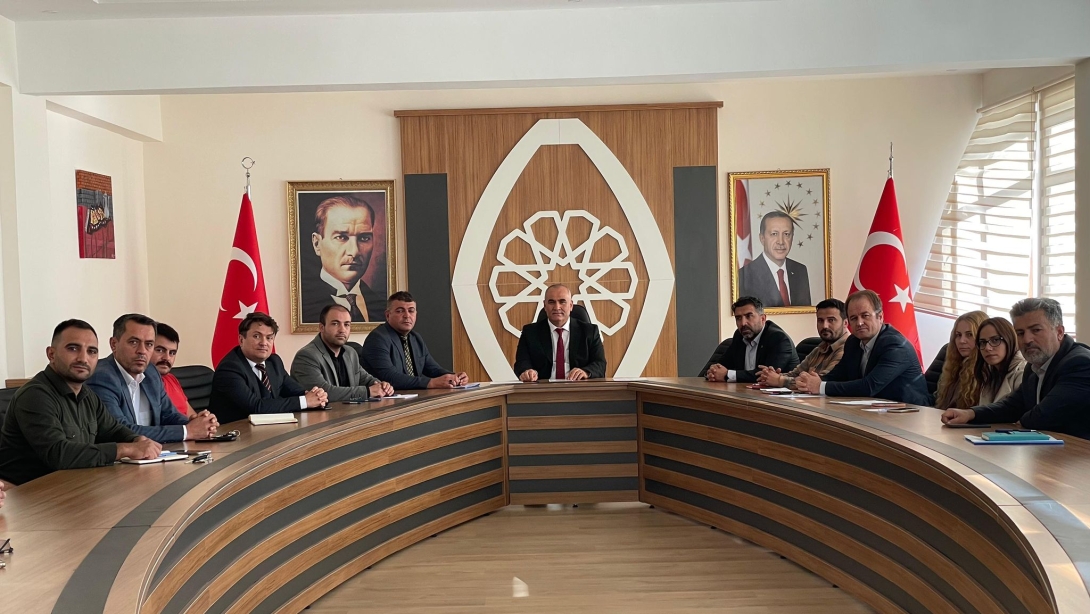 Saraykent İlçe Milli Eğitim Müdürümüz Sayın Ali Erol başkanlığında, şube müdürlerimizin katılımıyla okul müdürleri ve müdür yardımcıları toplantısı gerçekleştirildi.
