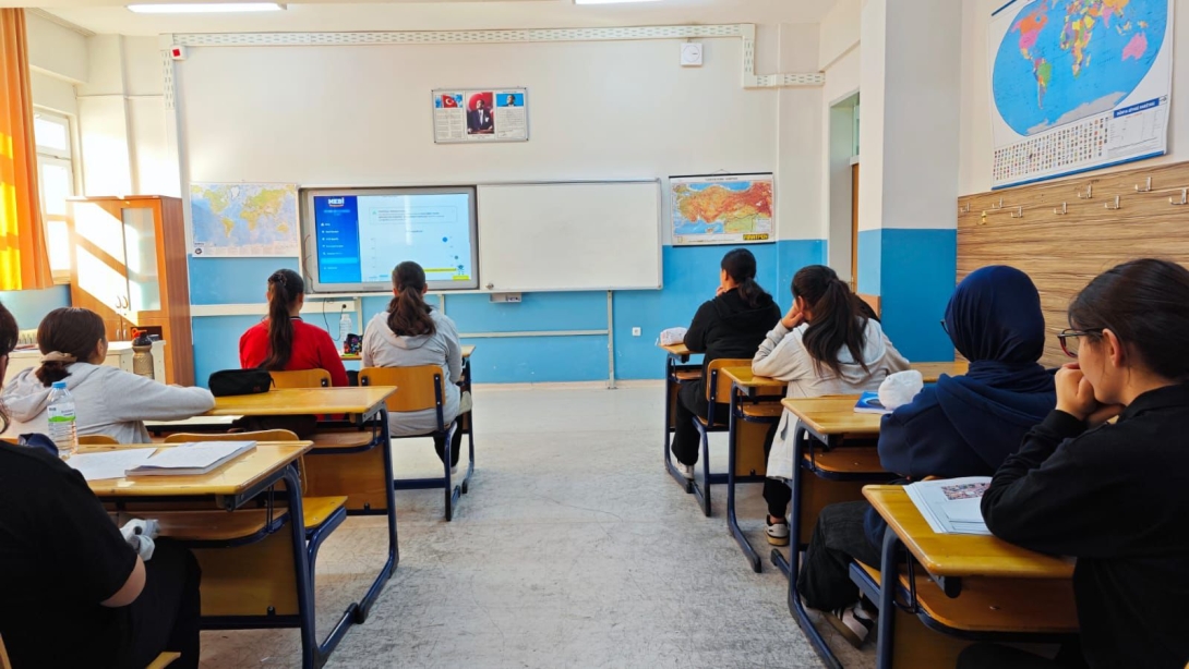 Okullarımızda, Millî Eğitim Bakanlığımızın hazırladığı Mebi tanıtım videoları öğrencilerimizle buluşturuldu. 