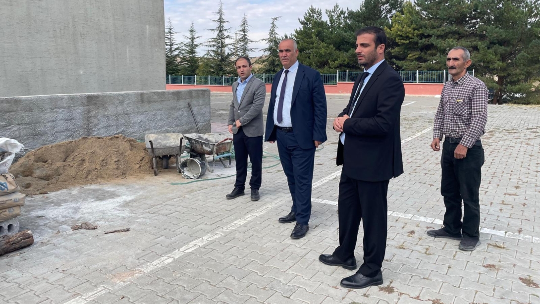 İlçe Milli Eğitim Müdürümüz Sayın Ali EROL Ozan Necati Binekçi İmam Hatip Ortaokulu doğal gaz dönüşüm çalışmalarını inceledi.